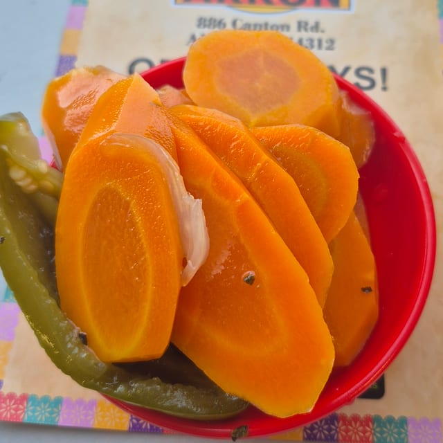 Pickled Carrots & Jalapenos/Chiles con Zanahoria en Vinagre.